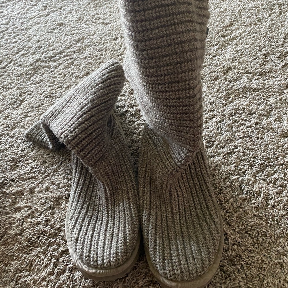 UGGS - Picture 4 of 5